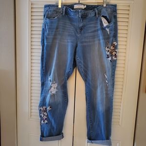 TORRID Boyfriend Jeans embroidered & distressed